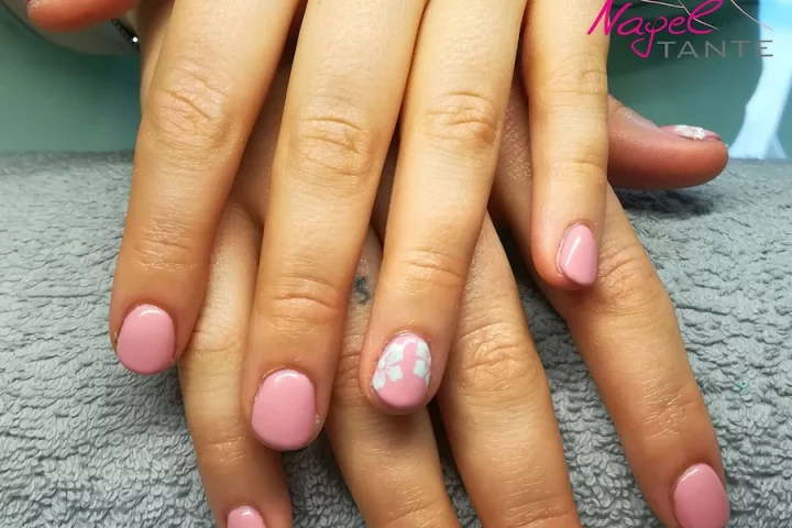 Design Nägel pink mit Blumen